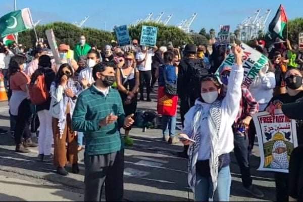عمال موانئ وناشطون أمريكيون يعترضون سفينة إسرائيلية تضامنًا مع فلسطين